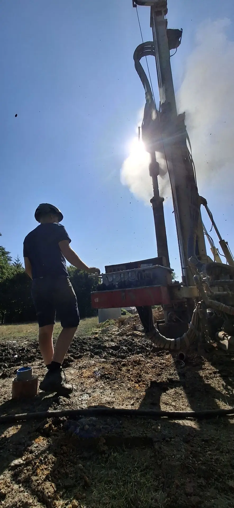 Technicien Arnould sur un chantier de forage de puits