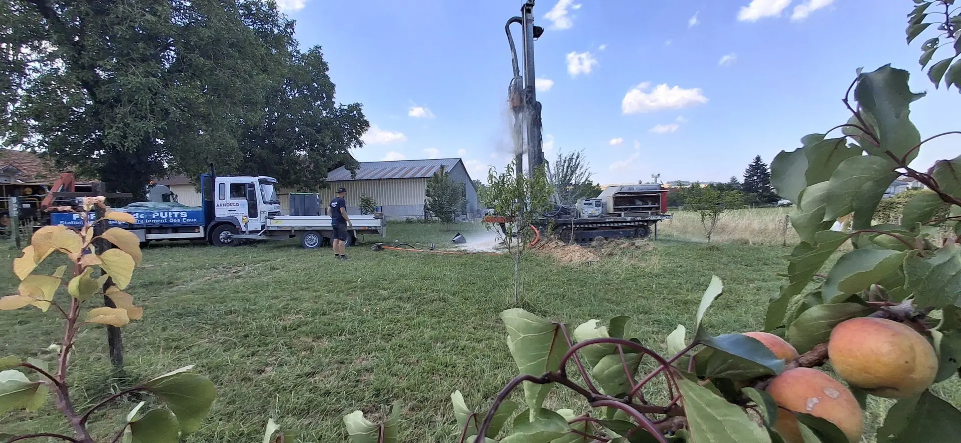 Chantier de forage d’eau avec foreuse Arnould