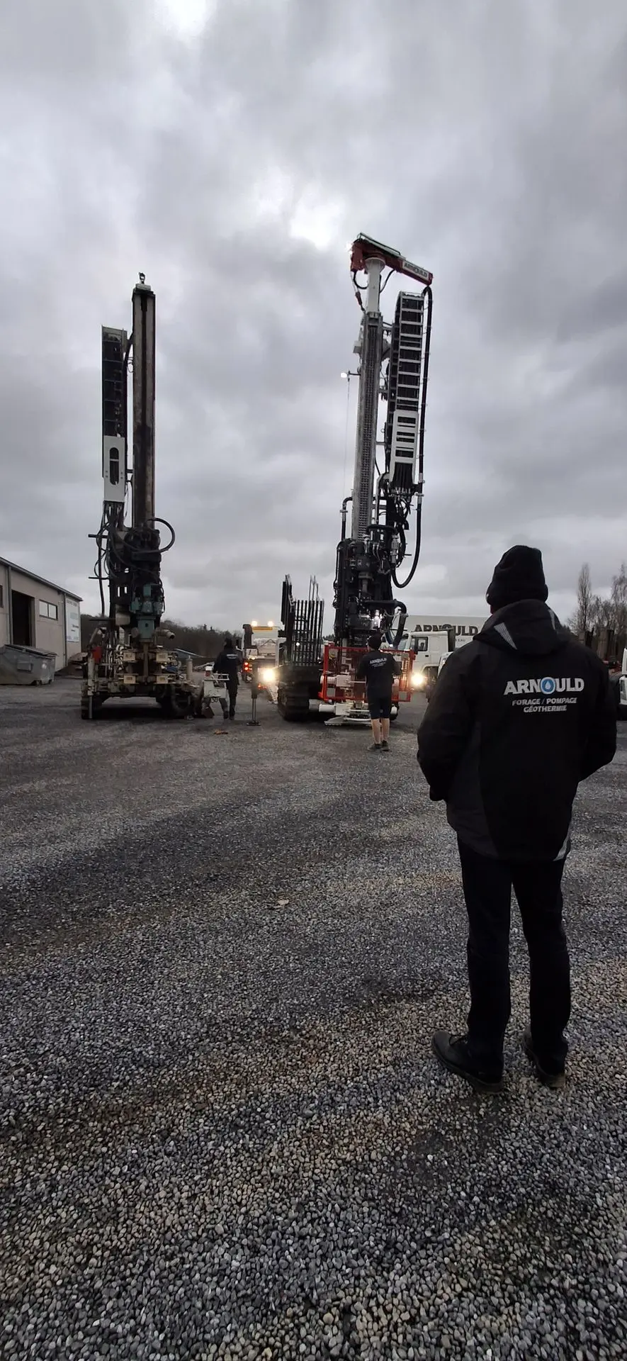 Arnould Etienne devant la nouvelle foreuse