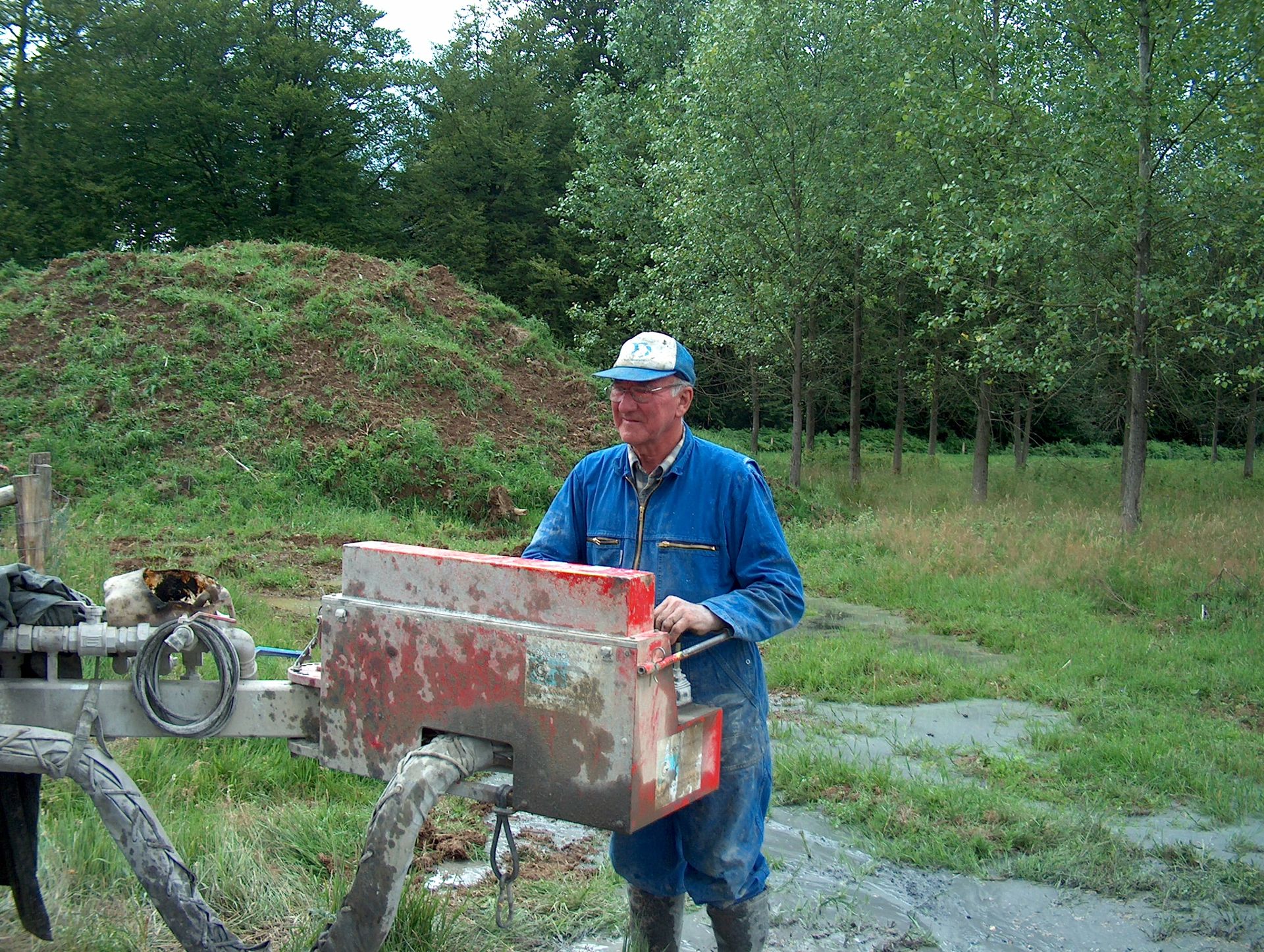 Arnould Georges sur un chantier de forage de puits